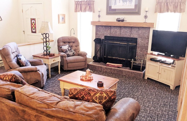 Quality Hill Resort Villa, luxury town home nestled among the tall pines