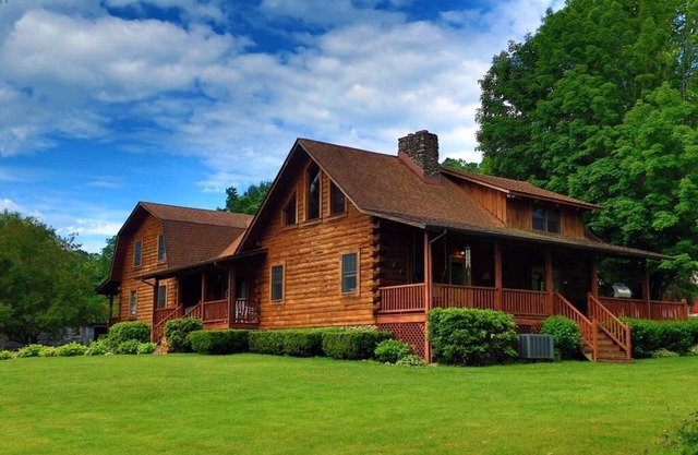 Quality Time Together! Log Cabin Sleeps 28 Kids Love It!