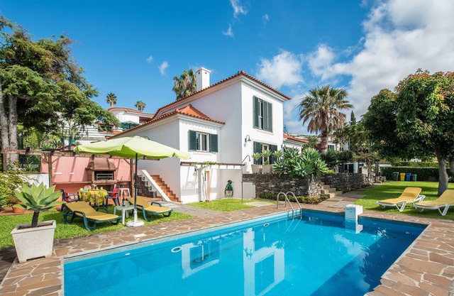 Quality villa - very private with Pool + Garden + BBQ + Wi-Fi + Pub's 5 min walk