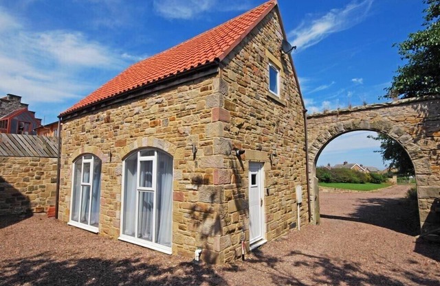 QUARRY MEWS, romantic, country holiday cottage in Bamburgh