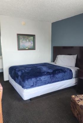 Queen Bed Hotel Room 321