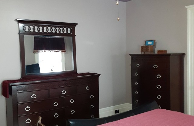 Queen Bed in Historic Victorian Bed and Breakfast
