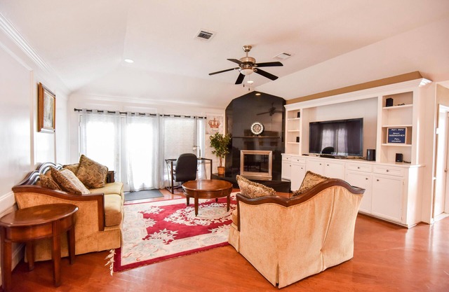 Queen Esther’s Palace Beautiful maintained home in vibrant walkable neighborhood