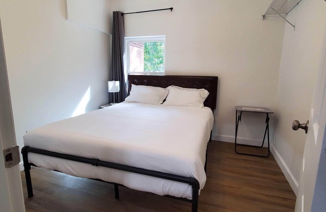 Queen room: in a duplex nr FSU, private bath-1n