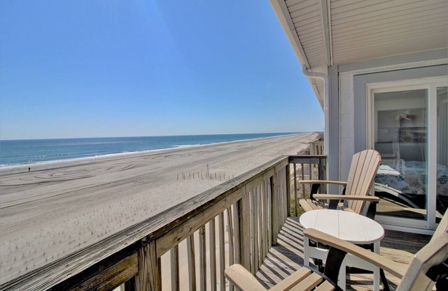 "Queen's Grant A-302" Oceanfront Condo + Community Pool, Boat Docks