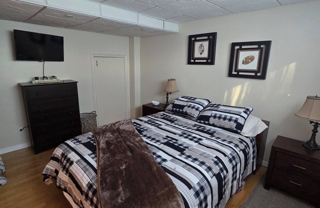 Queen size bed.nContinental breakfast. 25 minutes from hospital.