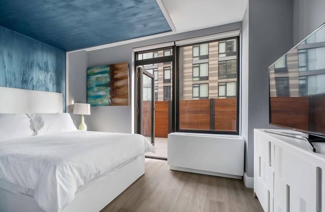 Queen Suite w Balcony| Kitchenette| Desk| near NYC
