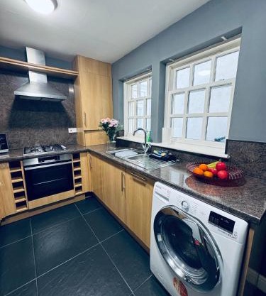 Queens Townhouse - 4 Bedrooms - Sleeps 9