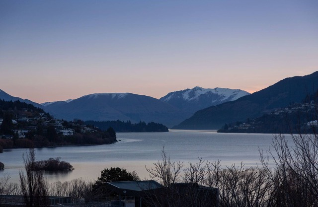 Queenstown Lakeside Gem: 3 BDR, Wi-Fi & Parking