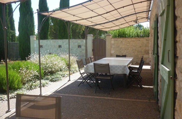 Quercy house sleeps 8, heated pool in season