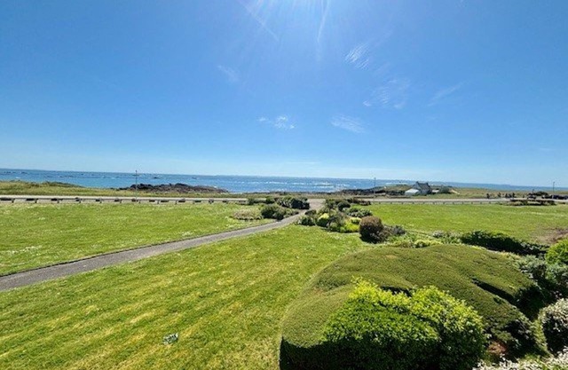 Quiberon: Renovated 35m² studio with balcony, sea view, parking, near beach and thalasso