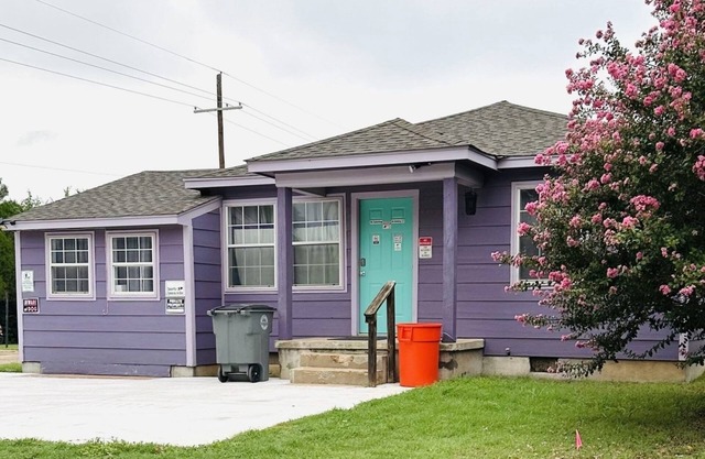 QUICK 1 mile to Ft Sill - clean, sleeps 5, washer/dryer, & PETS welcome!