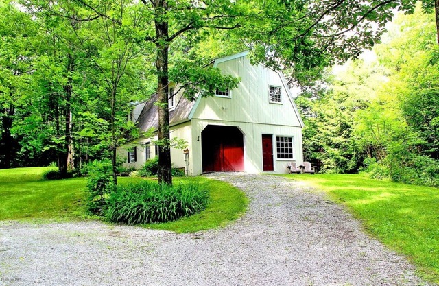 Quiet 2BR/1BA Forest-View Barn Apartment – Newly Renovated, Peaceful Escape