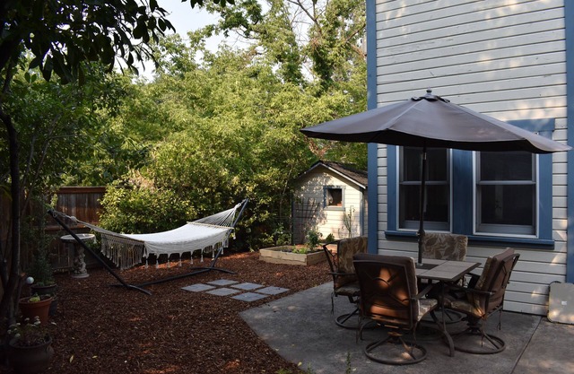 Quiet and peaceful cottage close to downtown