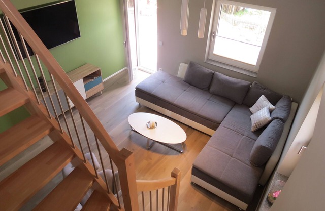 Quiet and spacious holiday apartment 'Burgblick'