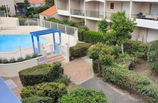 QUIET APARTMENT IN SECURE RESIDENCE WITH SWIMMING POOL AND PRIVATE PARKING