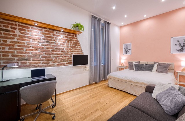 Quiet Apt. Top Central Location