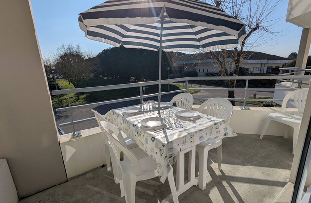 Quiet, bright T2 apartment in the Golf hamlet with balcony and swimming pool