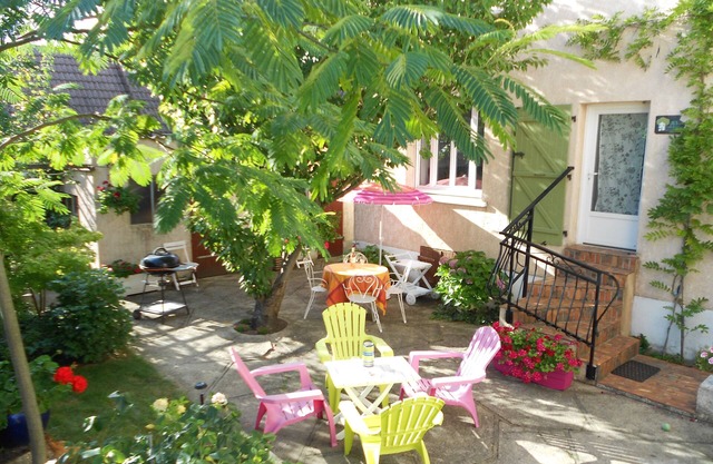 Quiet cottage - in the countryside - downtown - close to Paris