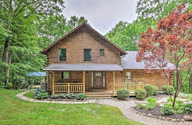 Quiet Cabin w/ Hot Tub ~ 15 Mi to State Parks!