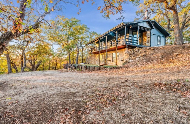 Quiet cabin with gorgeous views in the Arbuckle Mountains & near the lake.