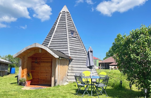 Quiet, comfortable wooden tepee in a small Jura village near our horses.