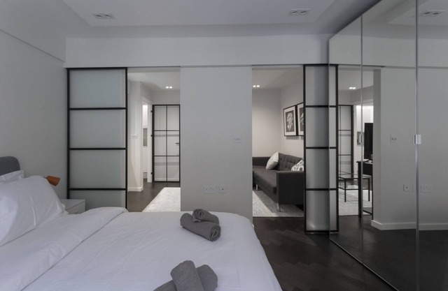 Quiet cosy stylish central, off Fleet Street