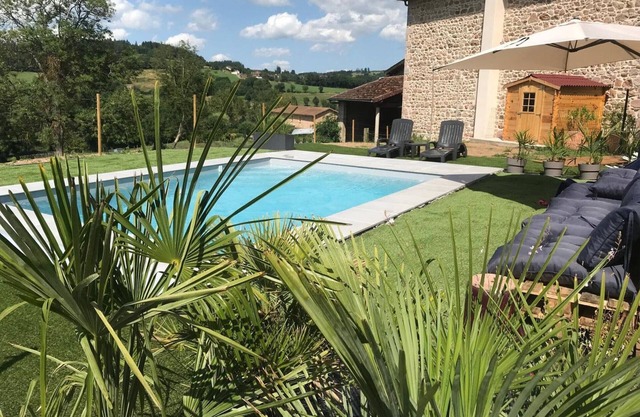 Quiet cottages with pool and pets allowed, up to 13 people