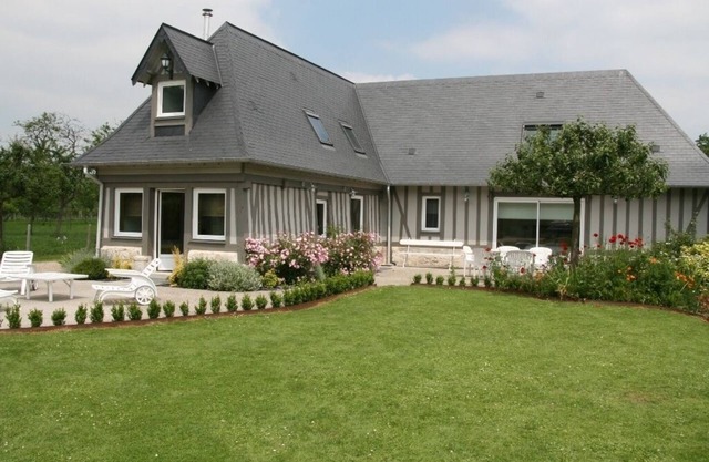 Quiet cottage in the heart of the loops of the Seine overlooking the Seine.