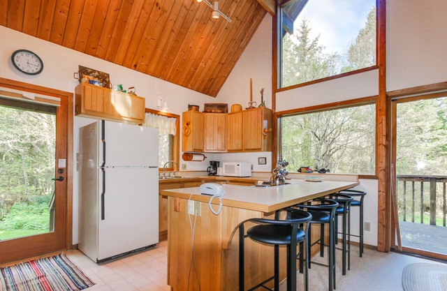 Quiet Cottage with Free WiFi and Cable - Short Walk to Spencer Spit State Park