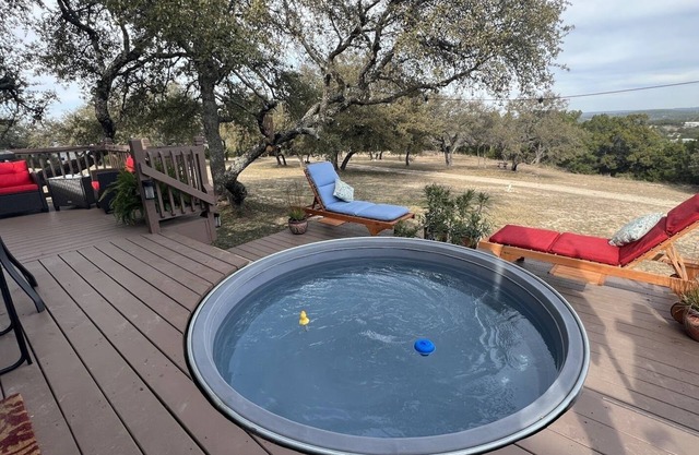 Quiet, cozy 2 BR cottage w/pool & gorgeous views