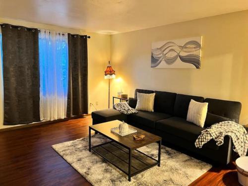 Quiet Cozy 2BR APT Black out Curtains