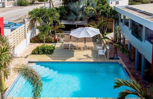 Quiet, Cozy & Central ~ Close to the Beach ~ Pool!