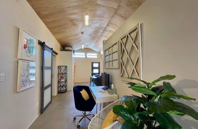 Quiet Dog-Friendly Loft Living with Amazing Views