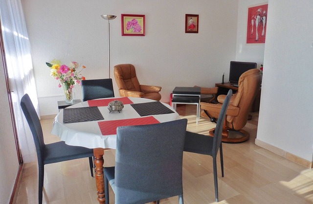Quiet downtown apartment +/- garage