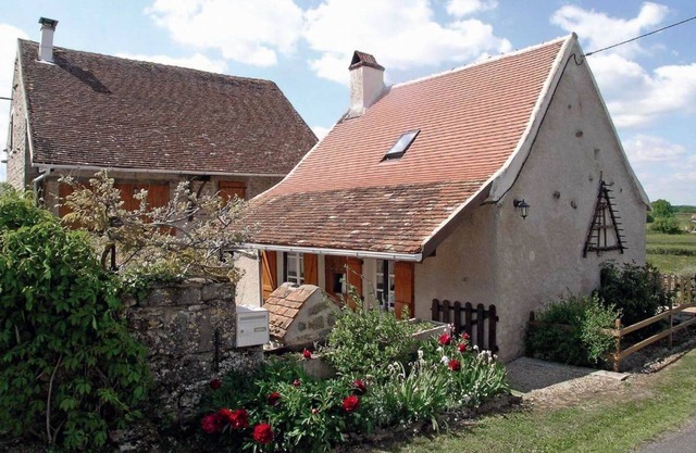 Quiet farmhouse in southern Burgundy