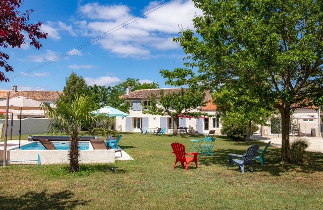 Quiet gite with pool between Saintes and Royan