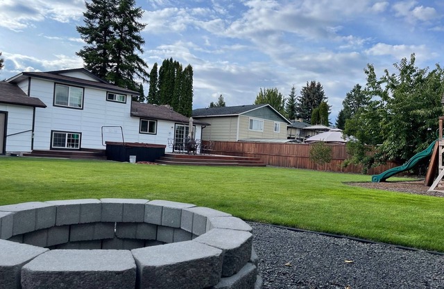 Quiet Haven Hideaway: Hot Tub, Firepit, Playground and Spacious Yard