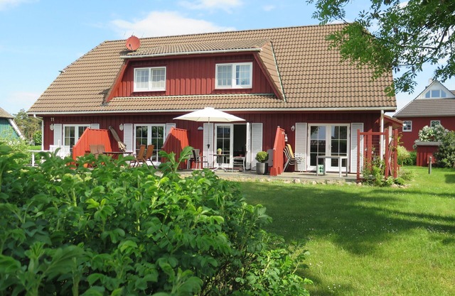 Quiet holiday home with sauna and WiFi on a large plot in Wieck
