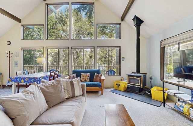 Quiet Home in the Woods with Private Deck - Walk to Beach and Haystack Rock
