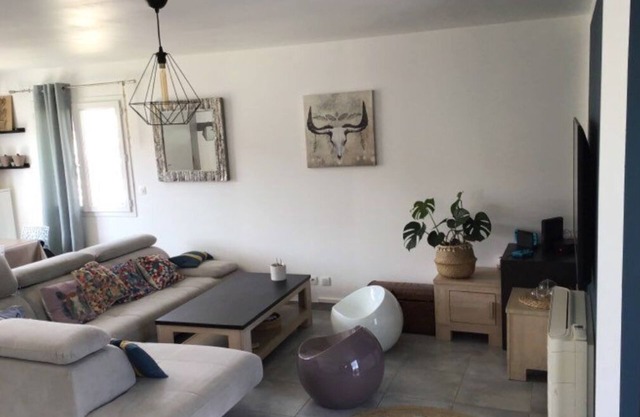 Quiet house overlooking the garrigue with swimming pool