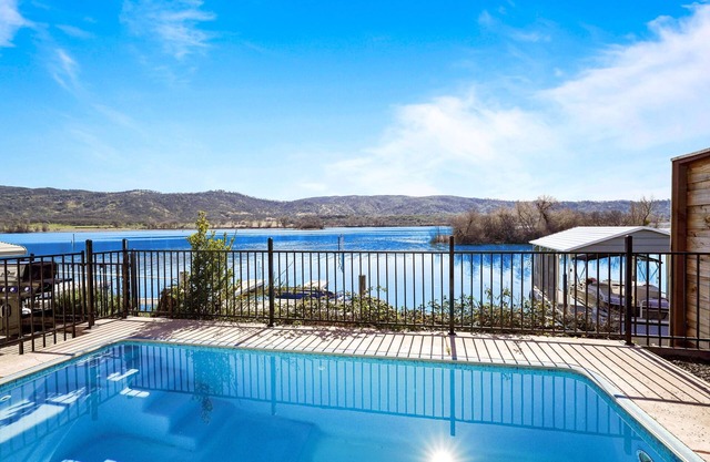 Quiet Lakefront Escape-Pool/GameRoom/ArcadeGames/Pedal Boats/Kayak/FirePit/Dock