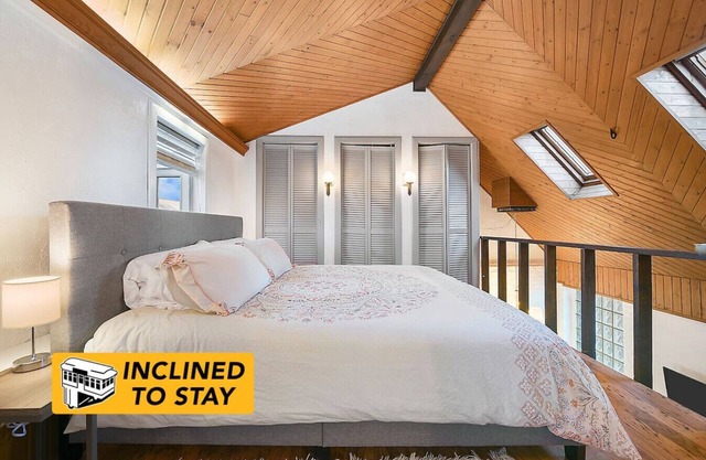 Quiet Loft w/Deck, Parking - Bright & Beautiful