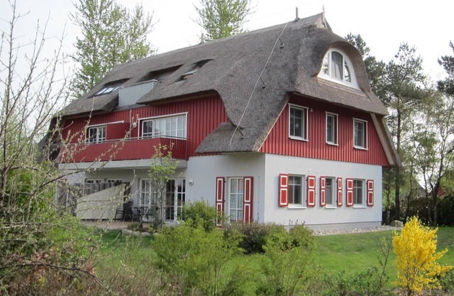 Quiet, modern furnished apartment with balcony in thatched roof house