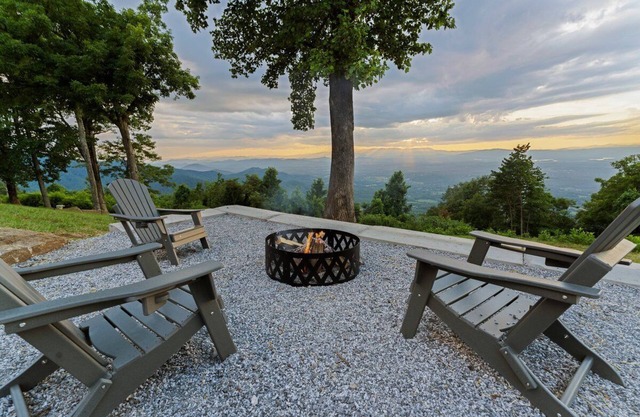 Quiet Mountaintop Vista w/Hot tub and Fire pit