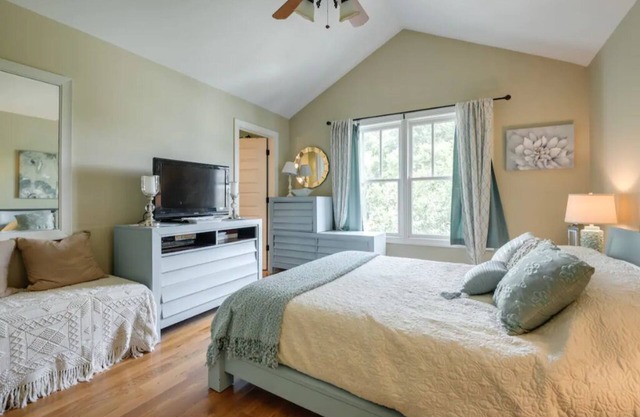 Quiet Oasis w Pool - 10 min to Dwntwn