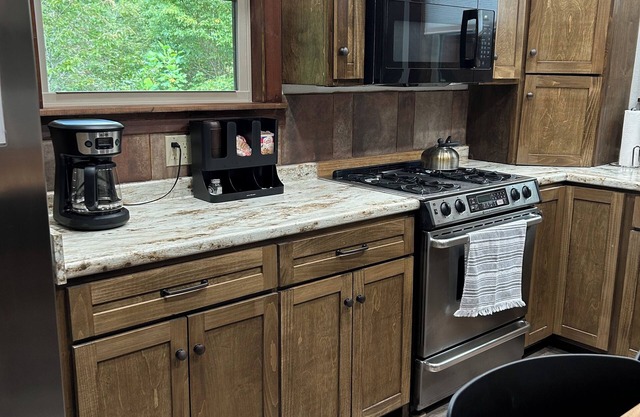 Quiet, relaxing, Guest House with large porch on Cagle Mountain in Dunlap, Tn.