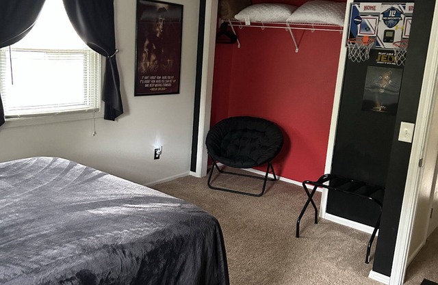 Quiet residence close to Notre Dame - sleeps 10 comfortably with room for more.