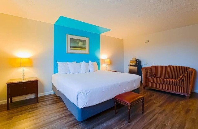 Quiet Room for Relaxation Near Local Seaside Landmarks