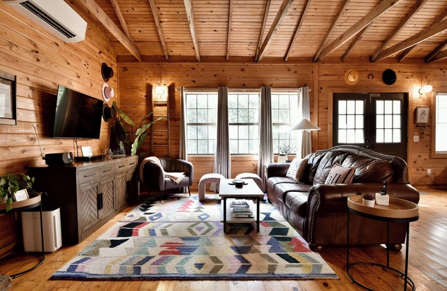 Quiet Serenity on 10 acres in Eureka Springs. Hoot Owl Cabin